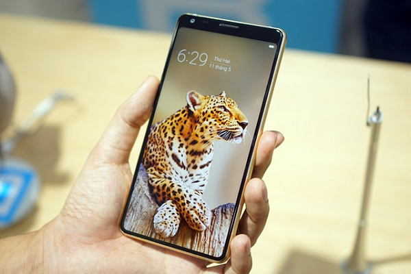 Chia sẻ của CEO Bkav khiến chúng ta hy vọng thế hệ Bphone mới sẽ giải quyết được vấn đề này. Liệu đó có phải là một công nghệ camera dưới màn hình tốt hơn, hay một kiểu thiết kế hoàn toàn mới lạ.