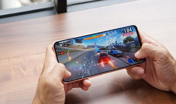 Trước đó, đã có một số điện thoại sở hữu màn hình hiển thị theo đúng nghĩa toàn màn hình với thiết kế không khuyết, nhờ đó mang lại trải nghiệm giải trí toàn vẹn nhất.