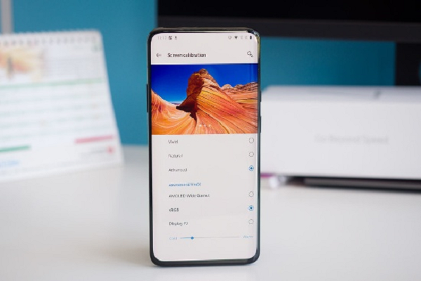 OnePlus 7 Pro có thiết kế màn hình không khuyết viền mỏng, sử dụng tấm nền AMOLED và hơi cong giống như Galaxy S10 hay P30 Pro. Nhưng kích thước rất lớn lên tới 6,67 inch và đây là thiết bị đầu tiên có tần số làm tươi lên tới 90Hz và là màn hình QuadHD+ đầu tiên có tần số quét cao như vậy.