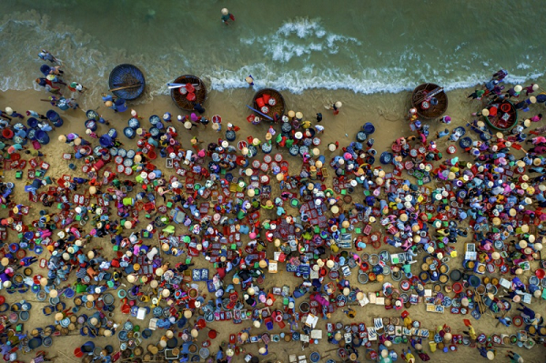 "Chợ cá bên bờ biển" của nữ tác giả Khánh Phan cũng nhận được sự yêu thích từ hội đồng giám khảo. Tác phẩm tái hiện cuộc sống nhộn nhịp của người dân vùng biển. Các mảng màu bắt mắt của những người bán hàng tạo nên sự đối lập thú vị với vùng nước biển.