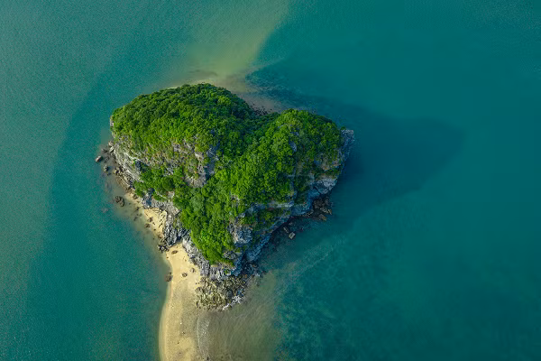 Trong chuyến đi Lan Hạ ở Cát Bà, Hải Phòng đầu tháng 12, travel blogger Quỷ Cốc Tử (tên thật Ngô Trần Hải An) đã tình cờ phát hiện hòn đảo hình trái tim xanh mướt rất độc đáo.