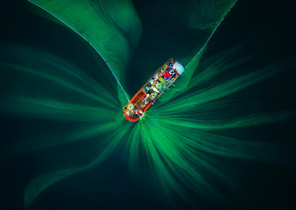 Với chủ đề "Trừu tượng", nhiếp ảnh gia Phạm Huy Trung đóng góp một tác phẩm được đánh giá cao, mang tên "Lưới đánh cá". Anh cho biết khi nhìn lưới đánh cá của người dân qua ống kính flycam, nó đẹp tựa như một bông hoa trên biển.