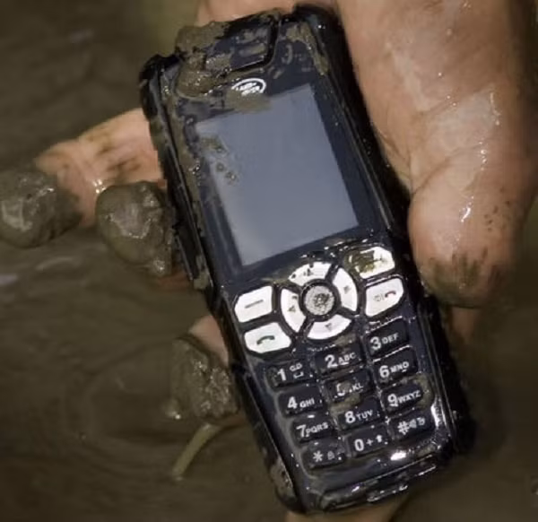 Vài ngày sau khi trình làng chiếc điện thoại siêu bền Sonim XP3 Enduro, công ty Sonim đã công bố quan hệ đối tác với nhà sản xuất ô tô để giới thiệu Land Rover S1 và Land Rover S2 G4 vào giữa năm 2004.