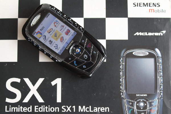 Mỗi chiếc đều có các hiệu ứng đặc biệt, hình nền và hình ảnh của chiếc xe đua McLaren MP4-19 Formula 1, cùng với các tay đua Kimi Raikkonen và David Coulthard.