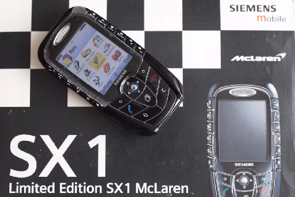 Mỗi chiếc đều có các hiệu ứng đặc biệt, hình nền và hình ảnh của chiếc xe đua McLaren MP4-19 Formula 1, cùng với các tay đua Kimi Raikkonen và David Coulthard.