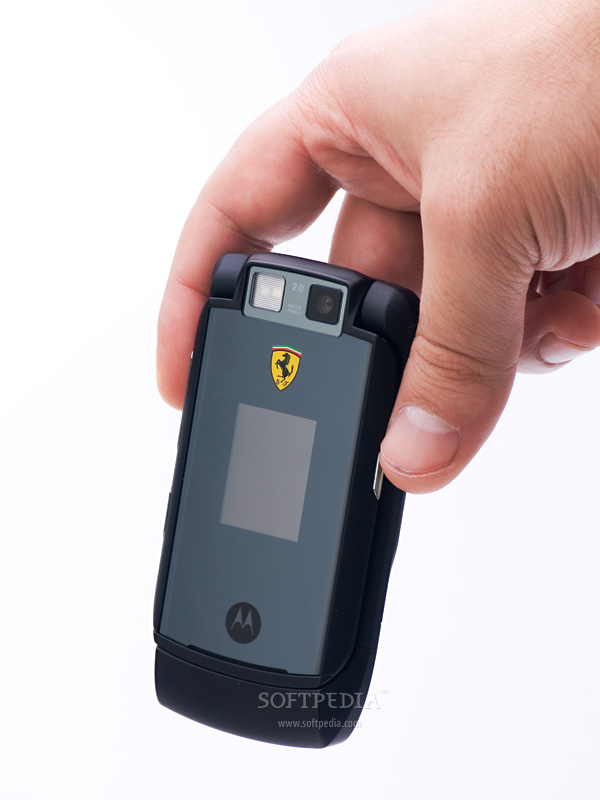 Motorola đã gắn logo Ferrari trên điện thoại và tải sẵn một số hình ảnh theo chủ đề Ferrari trong điện thoại.