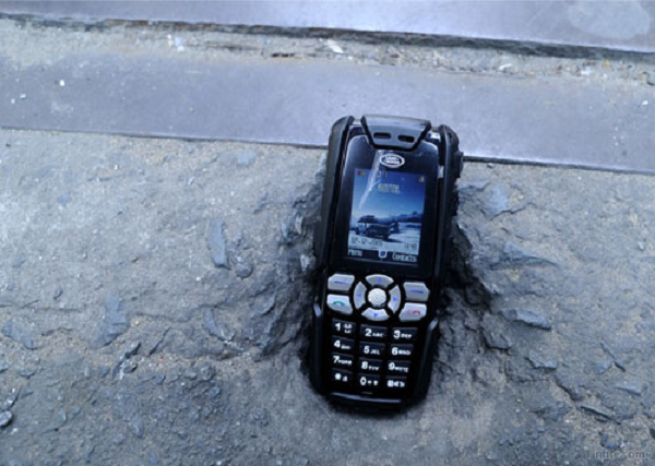 Land Rovers nổi tiếng về những chiếc xe địa hình và những chiếc điện thoại phải xứng đáng với danh tiếng đó. S1 được quảng cáo là điện thoại GSM đầu tiên trên thế giới được xếp hạng IP67, có nghĩa là nó có khả năng chống bụi bẩn và nước. Nhưng chiếc điện thoại này đã vượt xa xếp hạng IP.