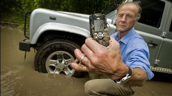 Land Rover S1 có thể sống sót khi rơi từ độ cao 2m, trải qua 30 phút dưới một mét nước và chịu được áp lực 400 kg. Nó cũng có khả năng chống đâm thủng (được thử nghiệm ở 75 kg / cm²), chống va đập và rung động và có thể hoạt động trong khoảng nhiệt độ rộng, từ -20 đến +55 C.