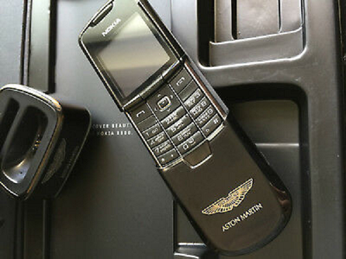 Logo Aston Martin được khắc bằng tia laser vào vỏ ngoài bằng thép không gỉ của điện thoại. Giống như với SX1, hầu hết đặc điểm thương hiệu thực tế đến từ nội dung kỹ thuật số được tải sẵn. Ví dụ, một nhạc chuông là đoạn ghi âm động cơ V8 gầm rú cho chiếc Aston Martin Vantage.