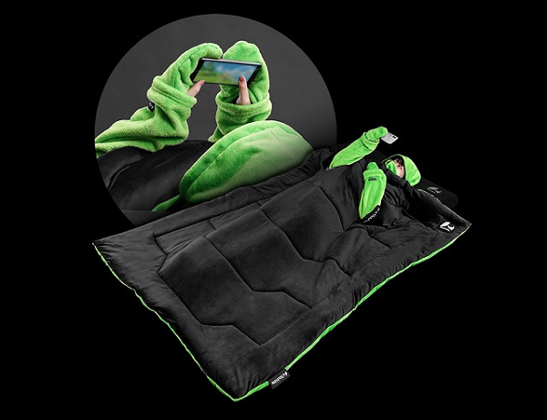 Trong thời tiết giá lạnh, không gi tuyệt hơn là nằm trong chăn ấm để chơi game cùng bạn bè. Chiếc chăn mang tên Wata Tank đã ra đời để thỏa mãn sở thích đó của các game thủ.