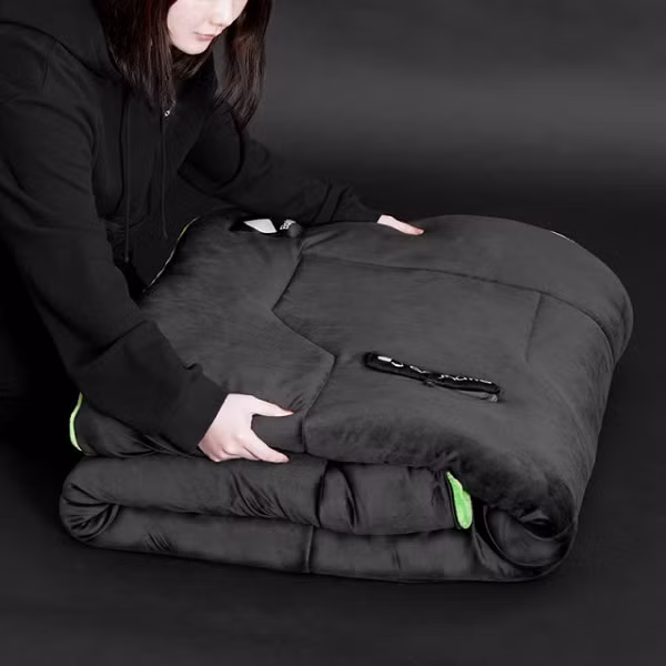 Với chiều dài 200 cm và rộng 160 cm, chiếc chăn chơi game đủ lớn để sử dụng trên giường. Đồng thời, nó cũng không cồng kềnh và có thể cho phép bạn cuộn tròn lại để sử dụng trên ghế sofa.