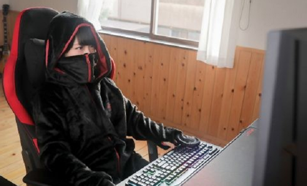 Trước đó, hãng Bauhutte đã giới thiệu sản phẩm độc đáo “Wearing Blanket”, với chức năng không khác hơn là một tấm chăn ấm giúp game thủ “mặc” lên người để giữ ấm trong mùa đông mà vẫn chơi game thoải mái được.