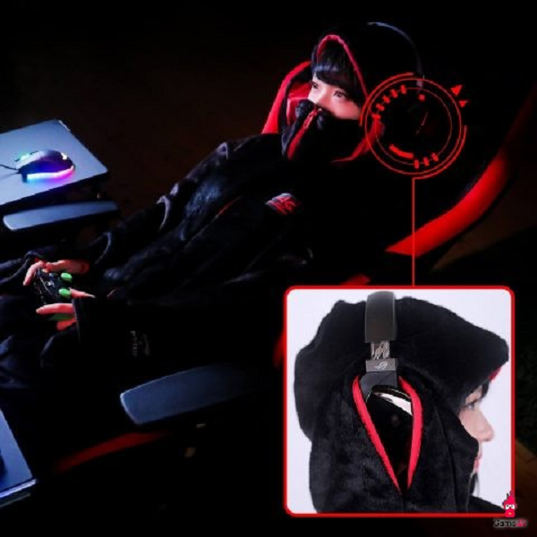 Được thiết kế hướng tới game thủ nên “áo chăn” này dành nhiều bố trí cho người chơi đeo tai nghe, gài dây và các linh phụ kiện liên quan lên áo để tránh vướng víu khi chơi game. Wearing Blanket có thiết kế mũ áo và khóa kéo cao cổ để bạn “trùm kín mặt” khi thời tiết cực lạnh hoặc có thể phủ kín đầu để lăn ra ngủ sau khi chinh chiến mệt mỏi mà khỏi cần đắp chăn luôn.