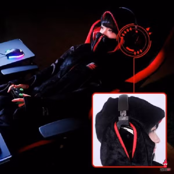 Được thiết kế hướng tới game thủ nên “áo chăn” này dành nhiều bố trí cho người chơi đeo tai nghe, gài dây và các linh phụ kiện liên quan lên áo để tránh vướng víu khi chơi game. Wearing Blanket có thiết kế mũ áo và khóa kéo cao cổ để bạn “trùm kín mặt” khi thời tiết cực lạnh hoặc có thể phủ kín đầu để lăn ra ngủ sau khi chinh chiến mệt mỏi mà khỏi cần đắp chăn luôn.