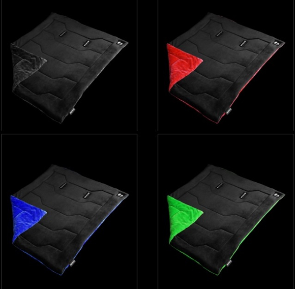 Điều thực sự làm cho chiếc chăn này là niềm mơ ước của các game thủ, đó là các chi tiết tinh tế đi kèm. Đầu tiên, ở phần viền trên của chăn có thể mở ra các khe đủ để cho bàn tay và cẳng tay ra ngoài.