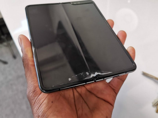 Trước đó Galaxy Fold từng phải trì hoãn ngày ra mắt do vấn đề liên quan đến màn hình. Mẫu smartphone màn hình gập mà Samsung gửi đến người dùng để trải nghiệm đã bị một vết phồng ngay phần gấp của màn hình chỉ sau một thời gian ngắn sử dụng.