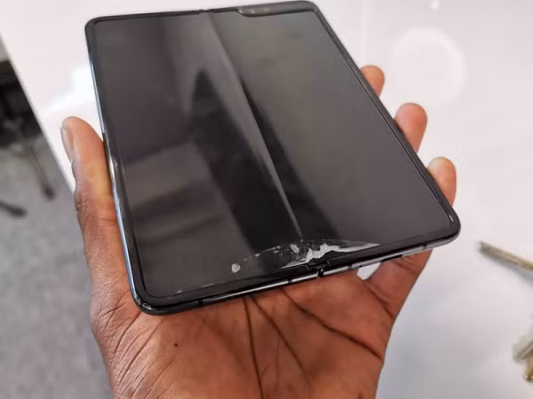 Trước đó Galaxy Fold từng phải trì hoãn ngày ra mắt do vấn đề liên quan đến màn hình. Mẫu smartphone màn hình gập mà Samsung gửi đến người dùng để trải nghiệm đã bị một vết phồng ngay phần gấp của màn hình chỉ sau một thời gian ngắn sử dụng.