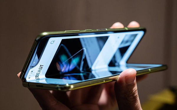 Ngay cả khi Samsung đã cố gắng thiết kế lại Galaxy Fold với nhiều cải tiến đáng kể so với thế hệ đầu tiên thì nó vẫn thực sự đáng thất vọng khi khách hàng vẫn phàn nàn về lỗi màn hình chỉ sau 1 ngày sử dụng.