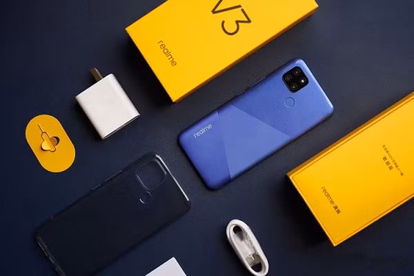 Realme V3 5G hiện là điện thoại 5G giá rẻ nhất thị trường, được trang bị chip Dimensity 720 của hãng MediaTek. Với mức giá khởi điểm là 999 Nhân dân tệ (145 USD)