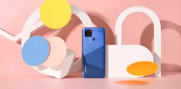 Ngoài hỗ trợ 5G, chiếc V3 của Realme cũng có đầy đủ các tính năng cơ bản của điện thoại thông minh. Máy có màn hình 6,5 inch, 3 camera sau và pin 5.000 mAh.
