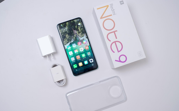 Redmi Note 9 5G có thiết kế màn hình đục lỗ nhưng phần "nốt ruồi" để chứa camera selfie 13MP được đặt ở góc trên bên trái. Màn hình LCD của máy có kích thước 6.53 inch, độ phân giải Full HD+ và tần số quét 60Hz.