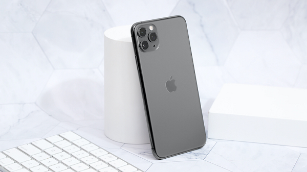 iPhone 11 Pro xách tay hiện đang có giá từ 22 triệu đồng, thấp hơn 300.000 đồng so với hàng chính hãng. Trong khi đó, hàng qua sử dụng chí có giá từ 17,8 triệu đồng.