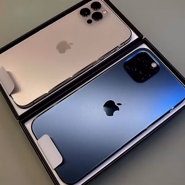 Được ra mắt vào năm 2019, iPhone 11 Pro và Pro Max là những chiếc iPhone đầu tiên mang hậu tố "Pro" trong tên gọi, và đi đầu trong phong cách thiết kế gồm 3 camera sau.