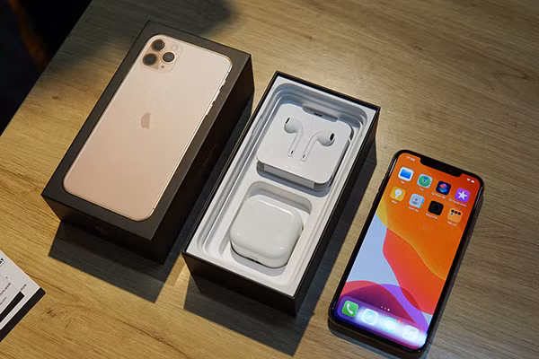 Việc Apple “khai tử” hay dừng sản xuất iPhone 11 Pro, iPhone 11 Pro Max không có nghĩa là các nhà bán lẻ trên thế giới sẽ ngừng kinh doanh ngay lập tức 2 mẫu sản phẩm này. Bởi lượng hàng tồn của iPhone 11 Pro và iPhone 11 Pro Max vẫn đang còn.