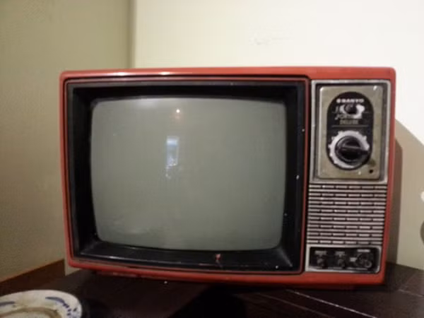 Chắc hẳn ít người trẻ nhớ đến loại TV CRT (Cathode Ray Tube) của những thập niên trước. Loại TV này ra mắt vào năm 1922, chỉ hiển thị hình ảnh trắng đen, có độ dày cao và màn hình cong.