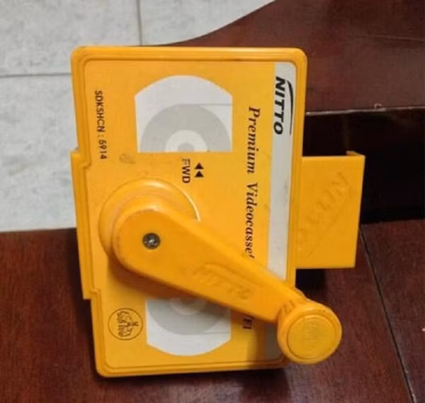 Chúng có những ưu điểm như nhỏ gọn, giá thành rẻ, dễ thu phát. Khuyết điểm của băng cát-sét là tốc độ, thời lượng ghi có giới hạn, tuổi thọ thấp. Hiện tượng “rối băng” thường xuyên xảy ra cũng là cơn ác mộng đối với nhiều người sử dụng loại băng này. Dụng cụ tua băng này chắc chắn không còn xa lạ với 8x 9x đời đầu.