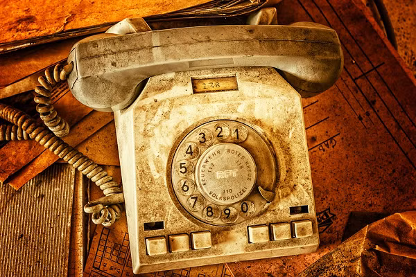 Hình thức nhập số của điện thoại quay rất khác với những gì chúng ta biết ngày nay. Theo thời gian, điện thoại quay số “tiến hóa” thành điện thoại bàn với các phím bấm thay thế vòng quay số.