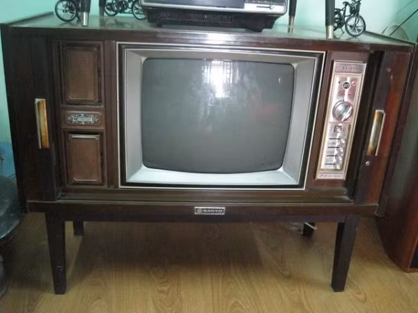 Mãi sau này, TV màu mới được thương mại hóa và trở thành kẻ thống trị trong số các thiết bị phát hình ảnh. Sang đến những năm 2000, chúng bị TV siêu mỏng vượt mặt.