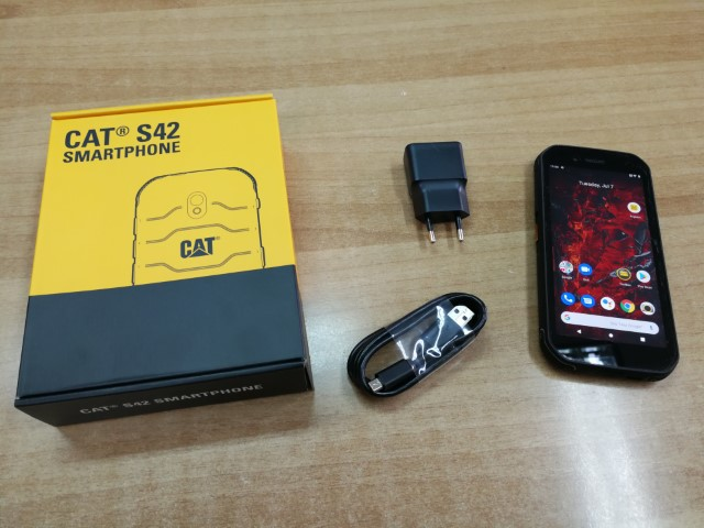 Về thông số kỹ thuật, CAT S42 được trang bị màn hình 5,5 inch HD + được bảo vệ bởi lớp kính Corning® Gorilla® Glass 5 chống xước và có thể dễ dàng xem và đọc dữ liệu trên màn hình dưới ánh sáng mặt trời.