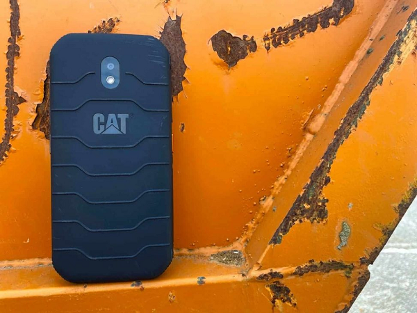 CAT S42 cũng đã trải qua các cuộc thử nghiệm thả rơi lặp lại nghiêm ngặt từ độ cao 1,8m xuống bề mặt thép cứng, mặt thép gồ ghề đầy góc cạnh.