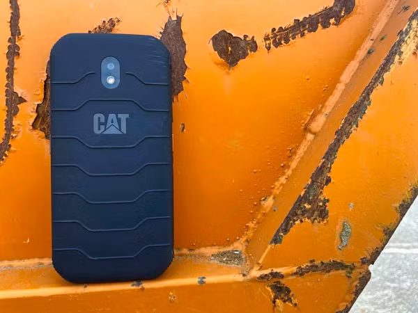 CAT S42 cũng đã trải qua các cuộc thử nghiệm thả rơi lặp lại nghiêm ngặt từ độ cao 1,8m xuống bề mặt thép cứng, mặt thép gồ ghề đầy góc cạnh.