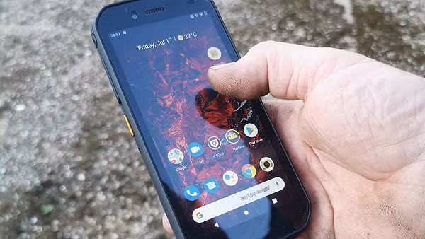 Ông Peter Cunningham, Phó Giám đốc công ty Bullitt khẳng định: “Điều này quan trọng đối với những khách hàng làm việc trong môi trường y tế hoặc chăm sóc xã hội và những công việc đặc thù phải di chuyển nhiều nơi. Họ có thể tự tin rửa và tiệt trùng điện thoại Cat thường xuyên”.