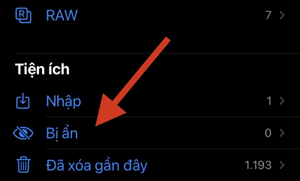 iOS và iPadOS từ lâu đã có khả năng ẩn đi những bức ảnh hay video tuỳ thích, nhưng có một vấn đề lớn: những bức ảnh mà bạn không muốn bất kỳ ai khác thấy này lại được lưu trữ trong một album mang tên "Bị ẩn" (Hidden Album), đặt ngay trong ứng dụng Photos, và rất dễ tìm thấy.