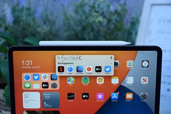 iPad có một tính năng mới gọi là Scribble. Nó về cơ bản sẽ tự động chuyển bất kỳ nội dung nào trong trường nhập liệu mà bạn đã viết bằng Apple Pencil thành văn bản gõ từ bàn phím. Tuy nhiên, Scribble hiện chưa hỗ trợ tiếng Việt.