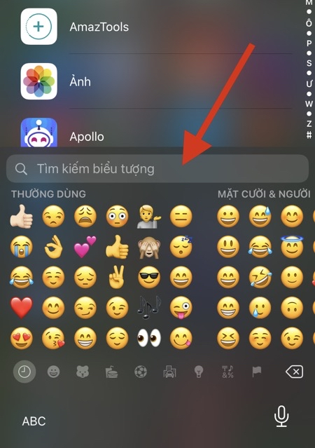 Cuối cùng bạn đã có thể tìm kiếm emoji mà bạn muốn thay vì phải mò mẫm như trước. Chỉ cần chuyển sang bàn phím emoji như bạn vẫn thường làm, bạn sẽ thấy có một thanh tìm kiếm nằm trên đỉnh bàn phím.