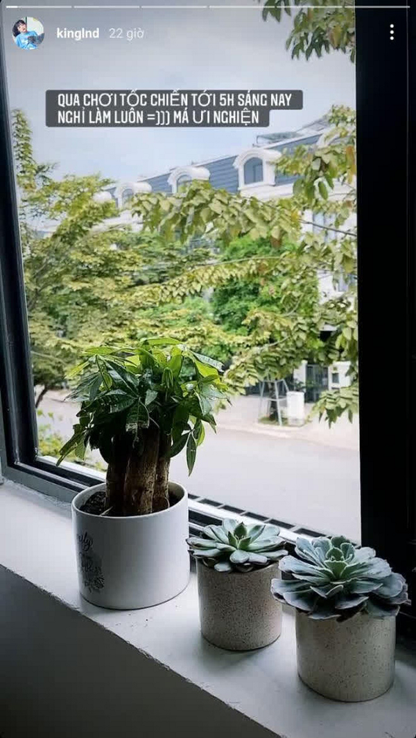 Cô nàng đã đăng đàn chia sẻ với fan về tình trạng "nghiện" của mình khi sau khi tải game về khiến cô cũng phải nghỉ làm vì chơi đến 5h sáng hôm sau.