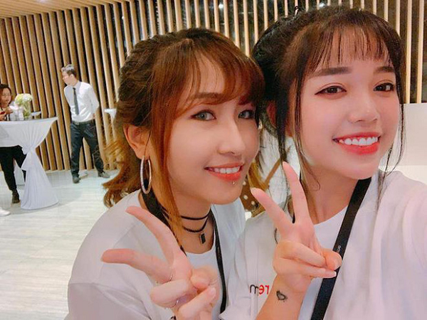 Thân thiết với hội chị em bạn dì trong đó phải kể đến như Uyên Pu,...