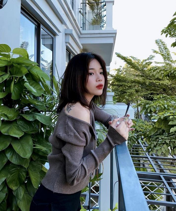  Nữ streamer Linh Ngọc Đàm đứng đáng là "con nghiện game" chính hiệu, còn nghiện Tốc Chiến đến mức nghiền ngẫm chơi game đến tận 5h sáng.