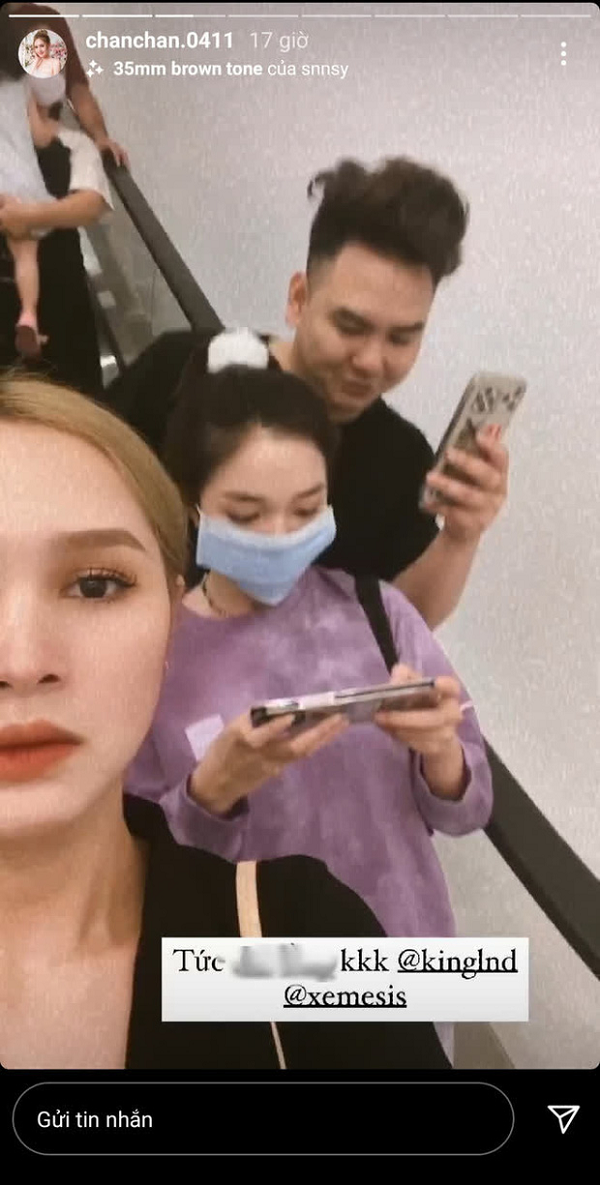 Một cái chưa đủ, Xoài Non phải tiếp tục bóc phốt lầ hai vì đi ra ngoài rồi cả hai người vẫn chơi game không ngừng.