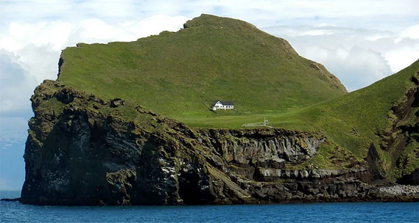 Những hình ảnh về một ngôi nhà màu trắng nằm trơ trọi trên ngọn đồi xanh ở một hòn đảo nhỏ hoang vắng, bao quanh là đại dương mênh mông nhiều năm qua lan truyền rộng rãi trên nhiều diễn đàn, mạng xã hội. Cư dân mạng đặt tên cho nó là ngôi nhà đơn độc nhất thế giới.