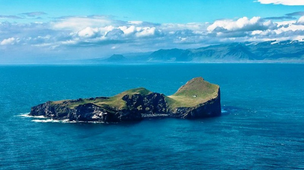 Tuy vậy giả thiết này đã được chứng minh là không chính xác. Theo trang tin của Úc news.com.au, quả thật Bjork có yêu cầu được cấp cho một hòn đảo nhưng cô đã nhanh chóng rút lại lời đề nghị vì sự chỉ trích của báo chí địa phương.