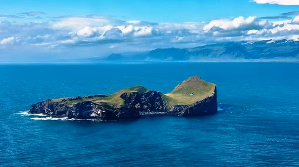 Tuy vậy giả thiết này đã được chứng minh là không chính xác. Theo trang tin của Úc news.com.au, quả thật Bjork có yêu cầu được cấp cho một hòn đảo nhưng cô đã nhanh chóng rút lại lời đề nghị vì sự chỉ trích của báo chí địa phương.