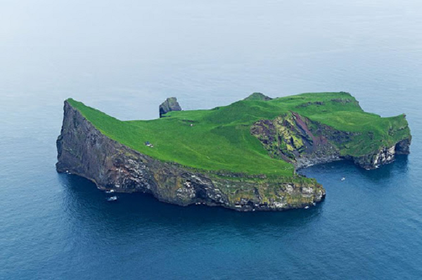 Ngôi nhà có tọa lạc trên đảo Elliðaey của quần đảo Vestmannaejar, Iceland và suốt một thời gian dài, rất nhiều bài báo đã thắc mắc về cư dân của hòn đảo này. Họ là ai, là người như thế nào mà lại sống tách biệt đến vậy?
