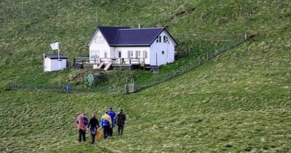 Bên trong căn nhà cô độc hoàn toàn không có điện nước sinh hoạt. Nó có một phòng tắm hơi, có hệ thống tích trữ nước mưa và hệ thống hàng rào bảo vệ xung quanh. Vì từ lâu không có người ở, khu vực trở thành nơi nhiều loài chim biển tới để làm tổ, khiến cho nơi đây trở thành khu bảo tồn thiên nhiên và khu vực được bảo vệ.