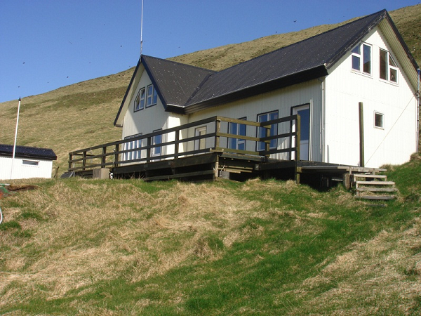 Được biết, khoảng những năm 1930, có một số gia đình sinh sống trên đảo Elliðaey trước khi chuyển đến vùng đông dân cư hơn ở Iceland để tìm kiếm cơ hội tốt hơn. Người ta cho rằng có thể họ vẫn trở lại đảo săn bắt cá Đại Tây Dương, do vật đó là cách mà hiệp hội săn bắt hình thành.