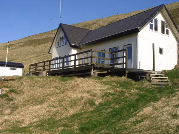 Được biết, khoảng những năm 1930, có một số gia đình sinh sống trên đảo Elliðaey trước khi chuyển đến vùng đông dân cư hơn ở Iceland để tìm kiếm cơ hội tốt hơn. Người ta cho rằng có thể họ vẫn trở lại đảo săn bắt cá Đại Tây Dương, do vật đó là cách mà hiệp hội săn bắt hình thành.